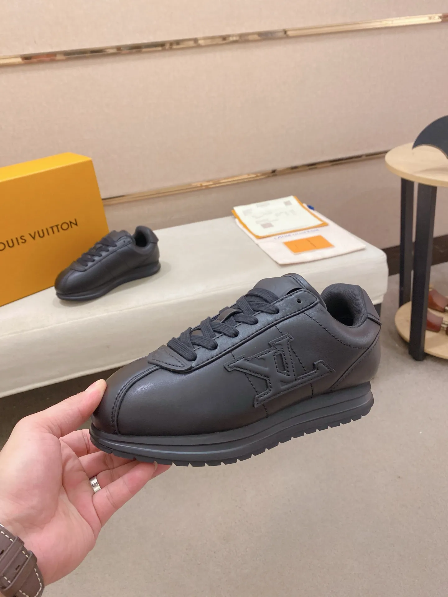 Men's shoes💰: Couple style 700💰LOUIS VUITTON Footint Soccer sneakers‼ ️ The top version, the same sneakers for LV couples. You will look fashionable when you wear them. This Footint Soccer sneaker was unveiled in the 2025 spring and summer series fashion show. The tongue is embellished with the Lvers United badge inspired by the football team. The rubber sole of the foot is decorated with multiple Louis Vuitton logos. The original latest packaging. Fabric: original imported cowhide. Lining: original imported breathable mesh. Foot pad: original injection molding pad. Outsole: original molded T combination outsole. Size: 35-45.